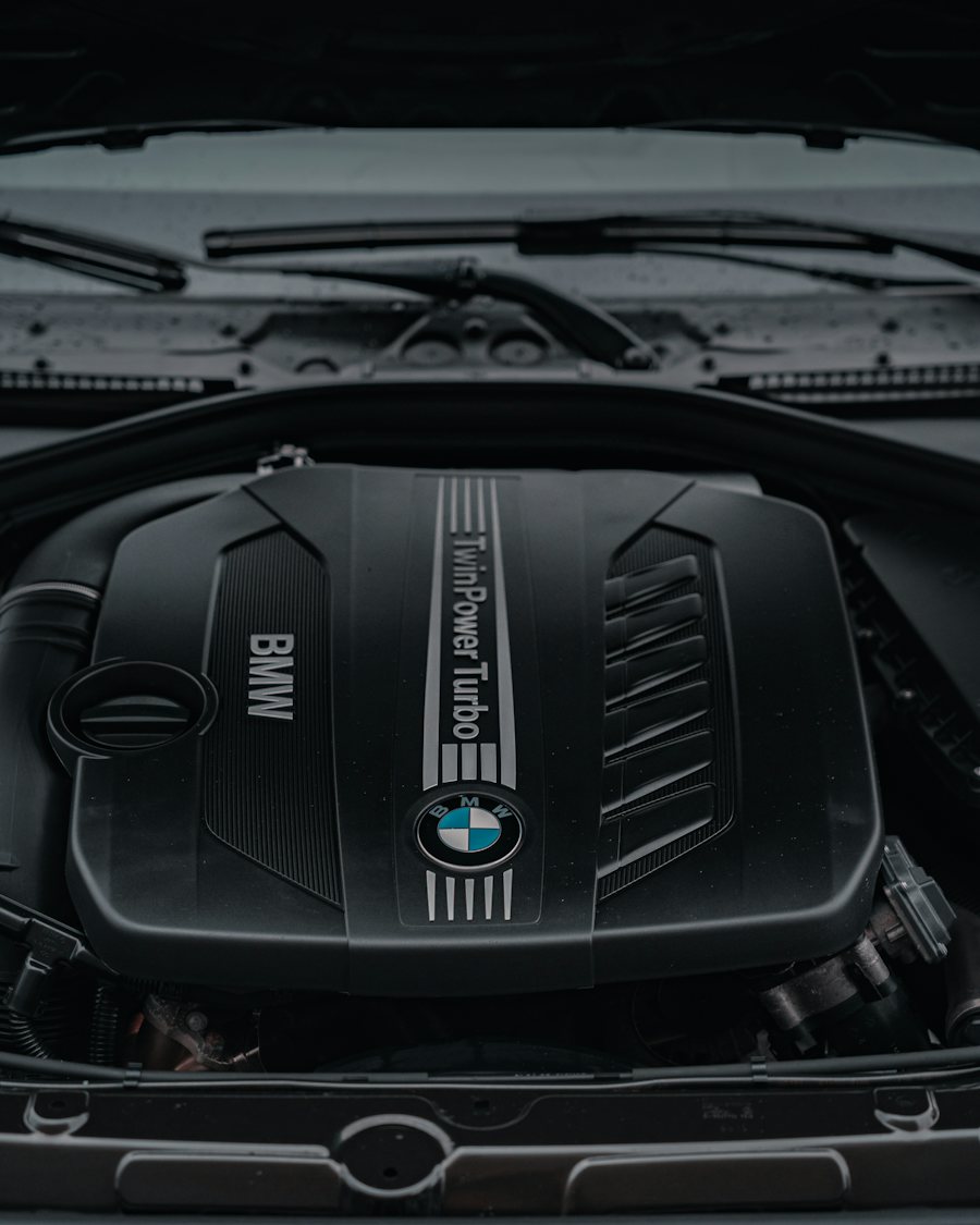 Motor de un BMW con el capó abierto